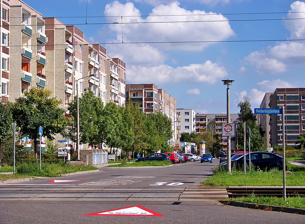 Lößnig von oben  Leipzig-Lößnig mit Stauteich und Rundling